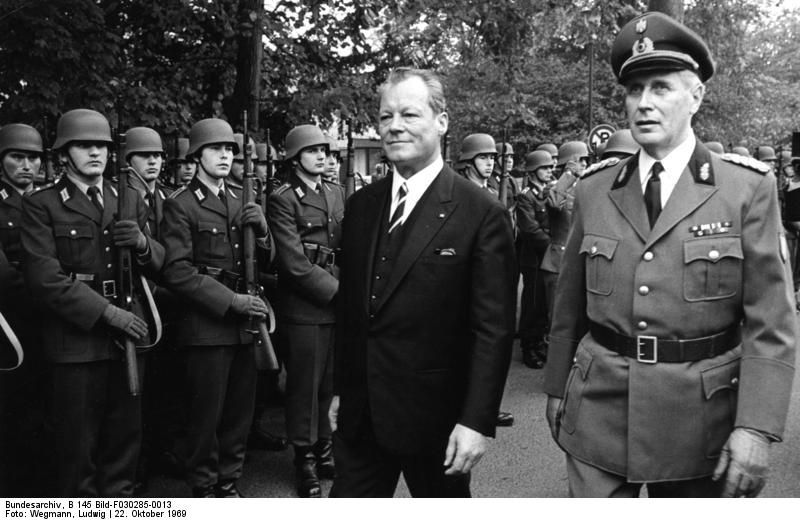Datei:Bundesarchiv B 145 Bild-F030285-0013, Bonn, Amtsantritt Bundeskanzler Willy Brandt.jpg