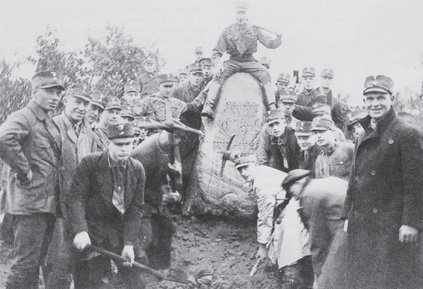 Datei:Friedrich-Ebert-Gedenkstein Nortorf wird von SA-Leuten vergraben.jpg