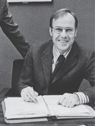 Herbert Schütt als Nortorfer Bürgermeister in seinem Büro. (ca. 1970)