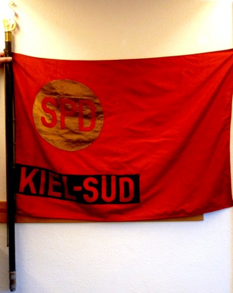 Datei:Ortsverein Kiel-Süd Fahne 02 skw.jpg