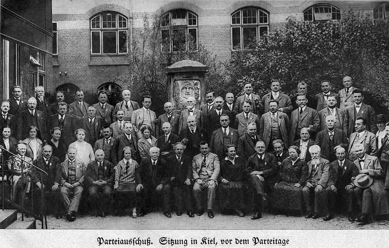 Datei:Parteitag in Kiel 1927 - Parteiausschuss.png