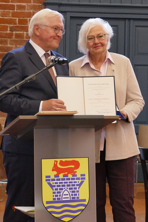 Verleihung BVK an Ingrid Lietzow 2023.png