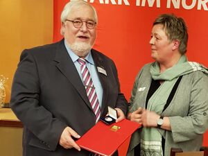 Ingo Degner erhält Willy-Brandt-Medaille.jpg