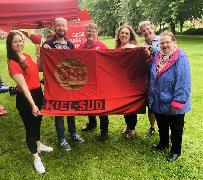 Datei:OV Kiel-Süd Fahnenübergabe.jpg