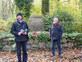 Klaus Kuhl und Rolf Fischer vor dem Gedenkstein auf dem Eichhof am 3.11.2012