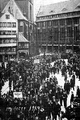 Maidemonstration 1919 der Kieler Arbeiterjugend auf dem Alten Markt.png