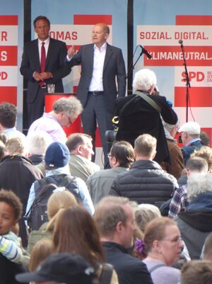 Thomas Losse-Müller und Olaf Scholz auf dem Rathausplatz in Kiel am 6.5.2022.JPG