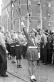 Maidemonstration 1957 auf dem Rathausplatz mit dänischer Falkengruppe