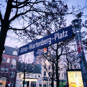 Straßenschild für den Alma-Wartenberg-Platz