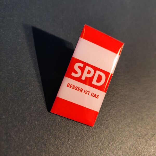 Datei:LTW 2022 Anstecker SPD Besser ist das.jpg