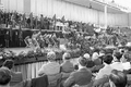 Maikundgebung 1968 in der Ostseehalle mit Willi Kuster als Redner; auf den Rängen Studierende mit Protestplakaten