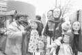 Peter Nagel und Harald Duwe gestalten am Infostand am Berliner Platz Puppenköpfe