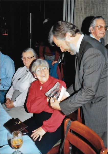 Datei:02.11.1985 Feier zur Wiedergründung der SPD Kiel im Gewerkschaftshaus, hier Claus Möller überreicht Dora Schwarten das Buch Wir sind das Bauvolk.jpg