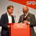 Ulf Kämpfer überreicht Torsten Albig die Willy-Brandt-Medaille