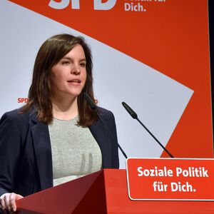 Christina Schubert am Redepult vor SPD-Rückwand