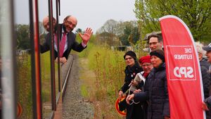 Martin Schulz im Zug von Kiel nach Lübeck. Zwischenstopp mit Genossinnen und Genossen in Eutin.