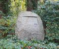 Findling auf dem Eichhof-Friedhof mit der Inschrift Ruhestätte der Opfer der Revolution.jpg