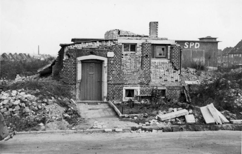 Datei:SPD-Leben in Ruinen.jpg